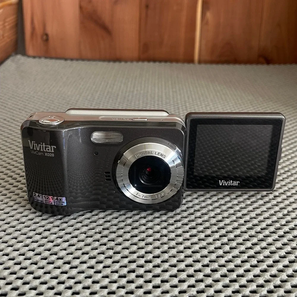 Lot of 3 Digital Cameras Vivitar Vivicam , 3 in 1 LCD, Vivitar T028